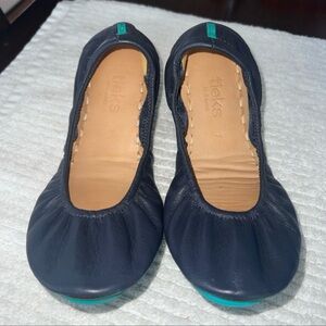 TIEKS ITALIAN LEATHER FOLDABLE BALLET FLATS IN CALIFORNIA NAVY COLOR//SIZE 7